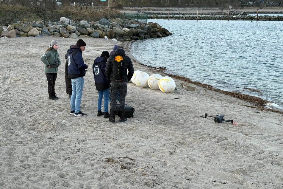 Die Drohne ist inzwischen wieder zurück auf dem Boden.