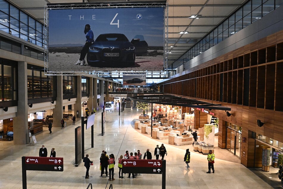 Am Samstag wurde der Flughafen mit neun Jahren Verspätung eröffnet.