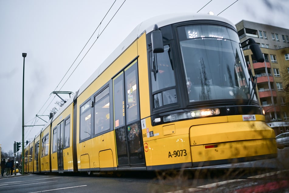 Der Mann krachte kurz hinter der Haltestelle Helene-Weigel-Platz gegen die Tram. (Symbolbild)