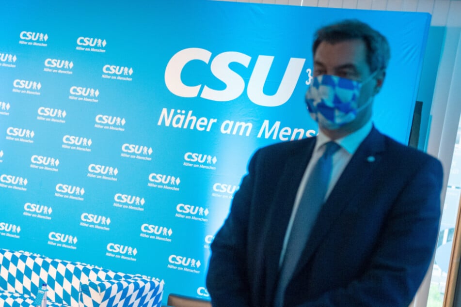 Markus Söder, CSU-Vorsitzender und Ministerpräsident von Bayern, steht vor einem Gespräch mit Parteikollegen beim virtuellen CSU-Parteitag in der CSU-Landesleitung. (Archiv)