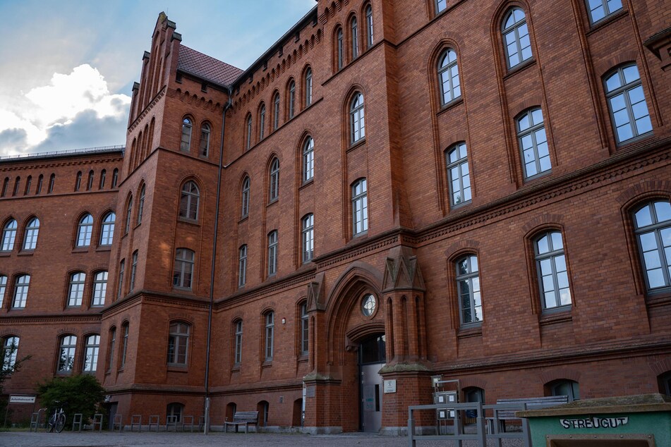 Die Polizei in Wittenberg untersucht aktuell mehrere Beschädigungen durch Schüsse am Rathaus.