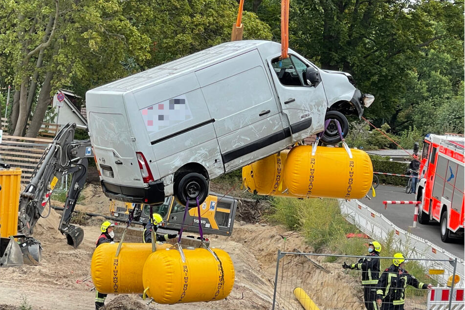 Mithilfe eines Krans konnte ein Kleintransporter aus dem Kanal gezogen werden.