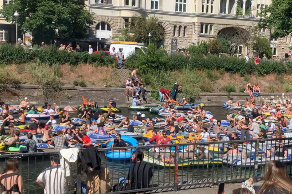 Dicht an dicht feierten die Menschen auf dem Wasser und am Ufer.