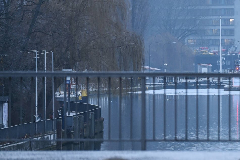 Die Person ist nahe der Jannowitzbrücke in die Spree gestürzt. (Archivfoto)