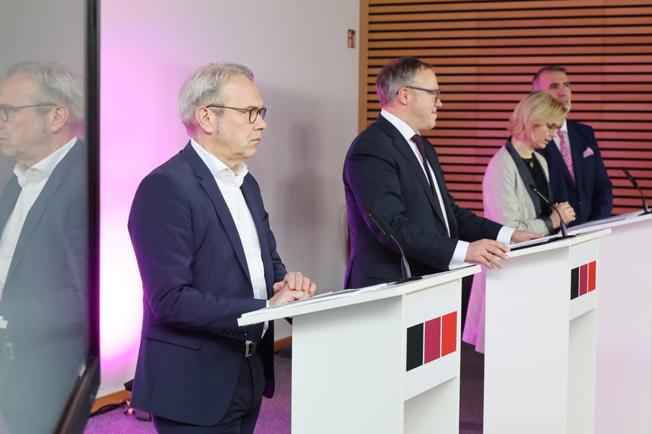 Georg Maier (57, SPD), Mario Voigt (47, CDU), Katja Wolf (48, BSW) und Steffen Schütz (*1966, BSW) stehen bei einer Pressekonferenz im Landtag. (Archivbild)