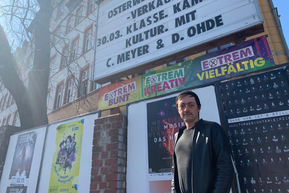 Thomas Müller vor den Toren des Werk 2, einem der Leipziger Clubs, die mit #DuHastEsInDerHand unterstützt werden.