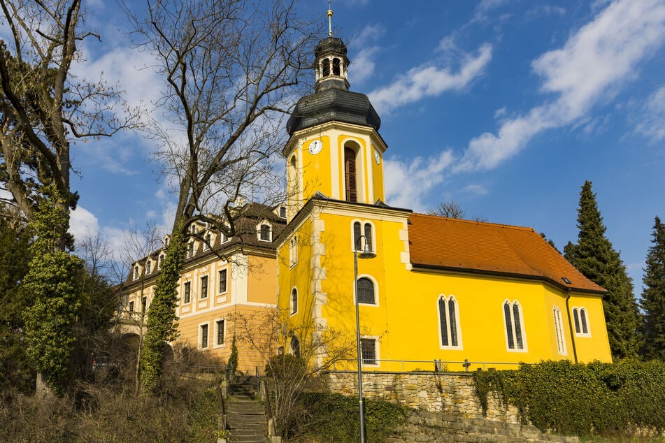 Das Landschloss Zuschendorf bei Pirna wird von einem kleinen Park umschlossen.