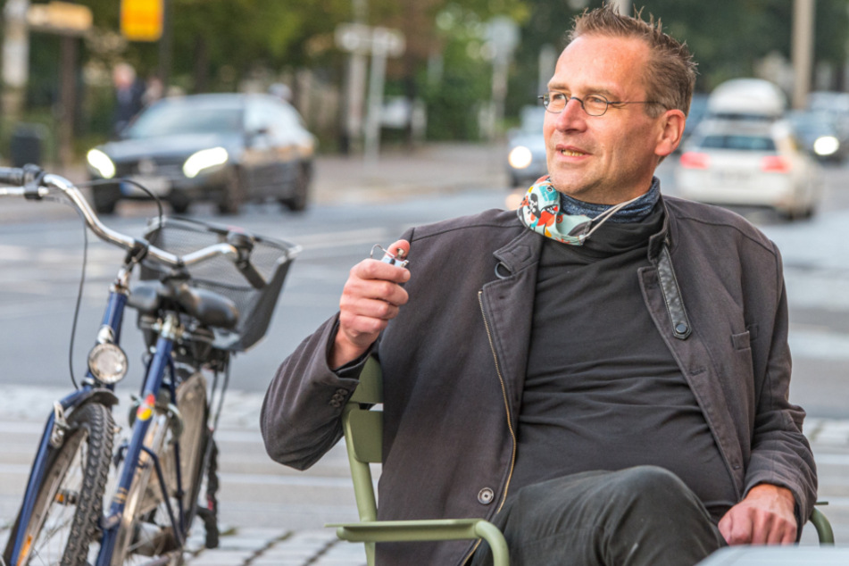 Bei Wind und Wetter, bei Regen und Schnee: Martin Schulte-Wissermann (49, Piraten) zählt an der Königsbrücker Straße Autos.
