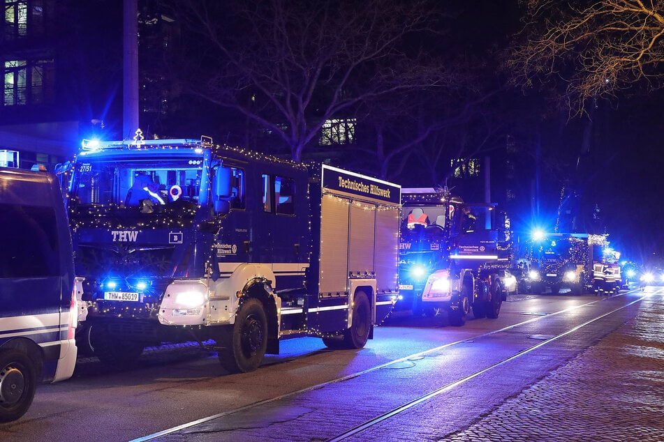 Ein Trupp bunt geschmückter blauer THW-Einsatzfahrzeuge fuhr am Freitag über das Gelände des Universitätsklinikums.