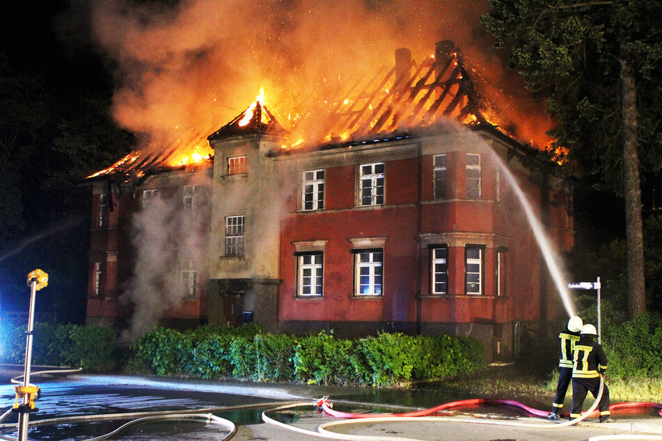 Der Dachstuhl des Wohnhauses stand in der Nacht komplett in Flammen.