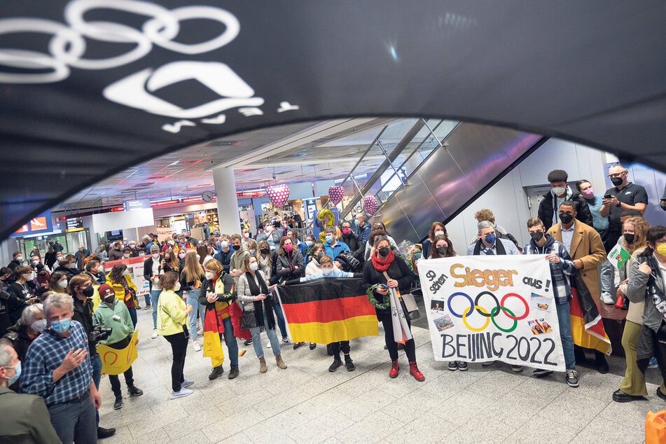 Auf dem Flughafen in Frankfurt/Main standen am Montag viele Fans und Familienangehörige, um die Sportler nach ihrer Rückkehr aus China zu empfangen.