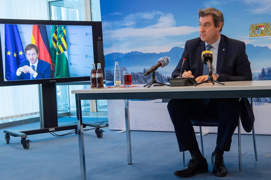 Auf einer Online-PK stellten Michael Kretschmer (CDU, auf dem Bildschirm) und Markus Söder (CSU) ihren Plan vor.