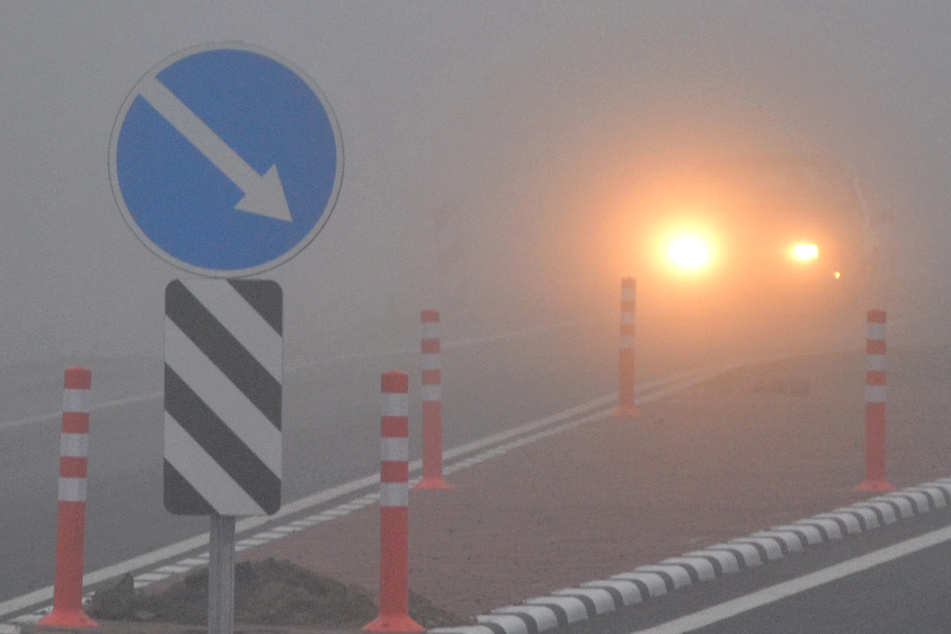 In der Nacht zu Mittwoch muss in Hessen nach der DWD-Prognose örtlich mit dichtem Nebel gerechnet werden. (Symbolbild)