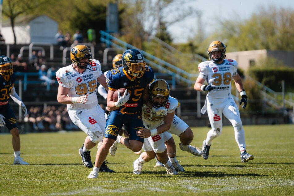 Vance Feuerbacher (2.v.r.) griff in der Defense nicht nur ordentlich zu, er punktete auch.