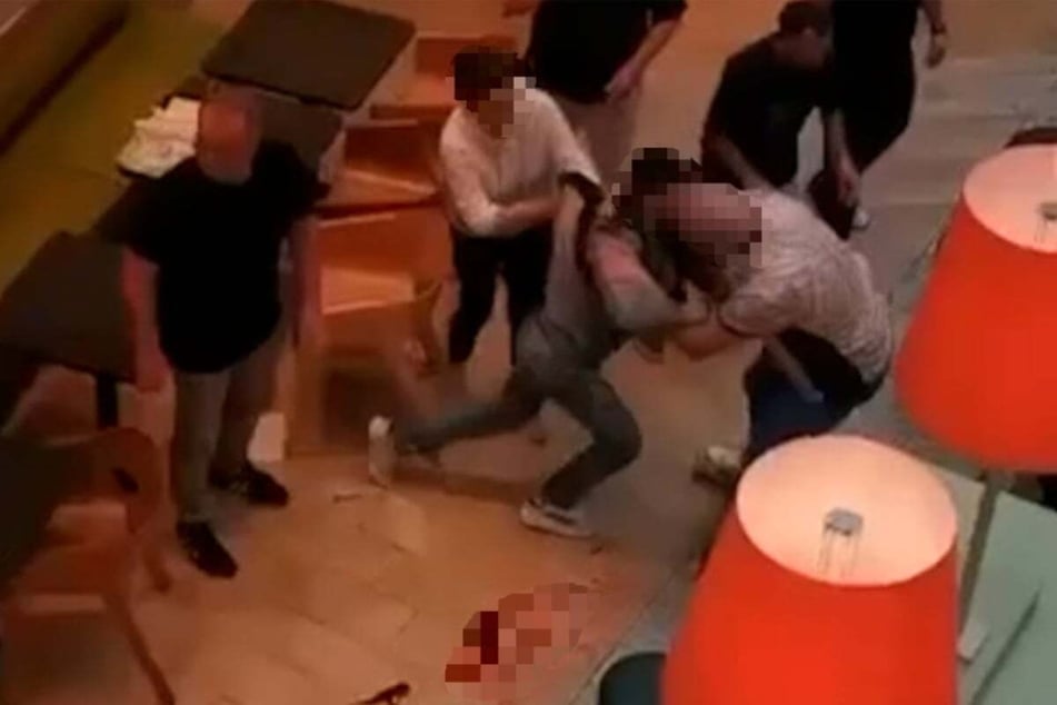 Ein Augenzeuge hatte kurz nach der Tat gefilmt, wie der mutmaßliche Täter von Zeugen konfrontiert wurde. Kurz darauf hatte ihn die Polizei festnehmen können.