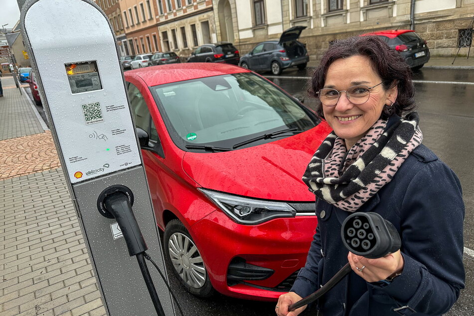 Bald auch in Chemnitz? In Kirchberg gibt es bereits drei Laternen-Ladepunkte für Elektroautos. Im Bild: Kirchbergs Bürgermeisterin Dorothee Obst (51, Freie Wähler).