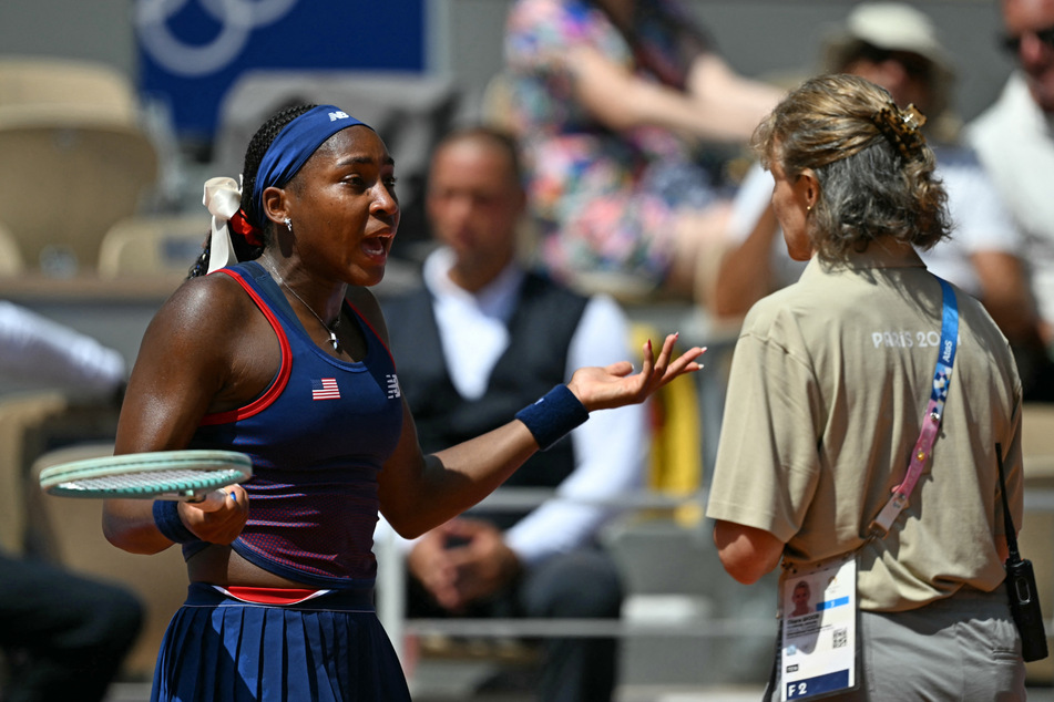 Coco Gauff (l.) demanded the introduced of video replays at Roland Garros after the controversial call in her third-round Olympic match.