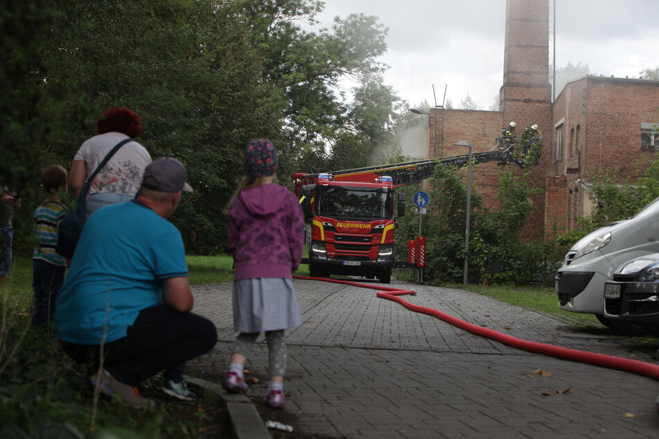 Die Einsatzkräfte der freiwilligen Feuerwehr Pirna waren circa fünf Stunden mit den Löscharbeiten beschäftigt.