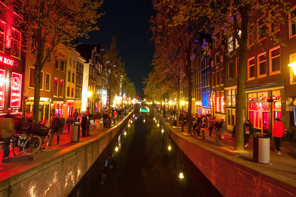 Das Rotlichtviertel in Amsterdam ist eine Partymeile und ein Touristenmagnet.