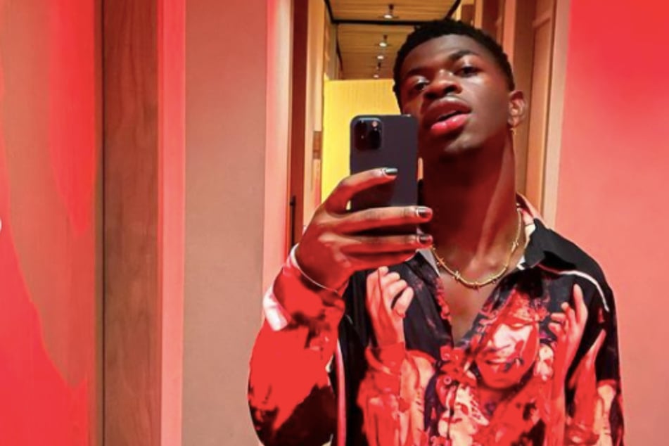 Lil Nas X had a wardrobe malfunction while doing a sexy pole dance on live TV!