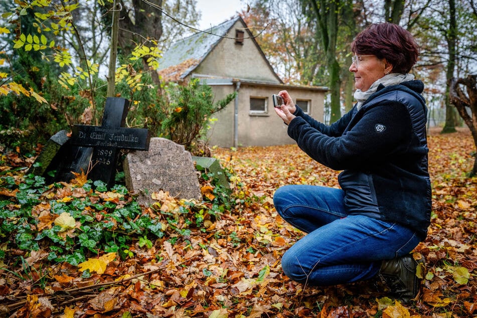 Ausgerüstet mit einer kleinen digitalen Kamera sucht Steffi Arnold (65) immer neue Gräber für die Ahnenforschung.