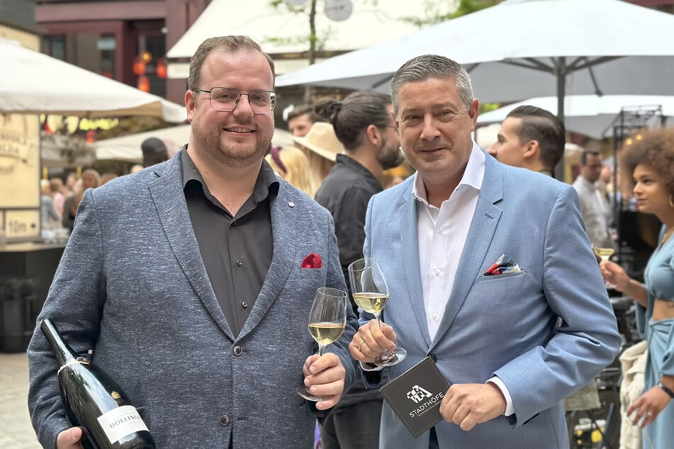 Sommelier Maximilian Wilm und Joachim Llambi (58, r.) führten am Freitagabend durch das erste Weinfest in den Hamburger Stadthöfen. TAG24 schnappte sich den "Let's Dance"-Juror zum Interview.