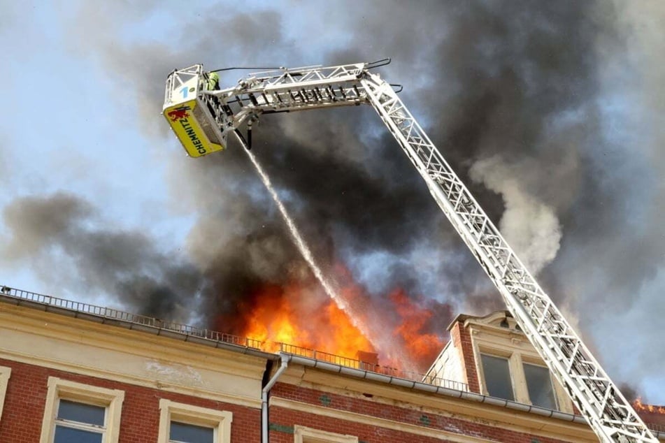 Die Kameraden versuchten unter anderem mittels Drehleiter den Brand zu löschen.