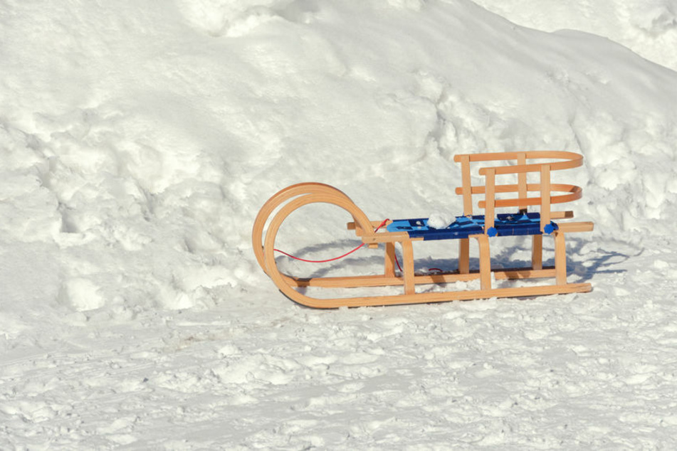 Ein Mädchen (4) wurde auf einem Schlitten zwischen zwei Autos eingeklemmt und starb. (Symbolbild)