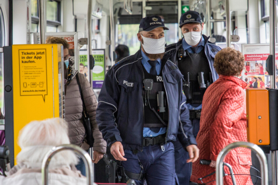 Die Polizei kontrollierte am Montag in der Bahn die Maskenpflicht.
