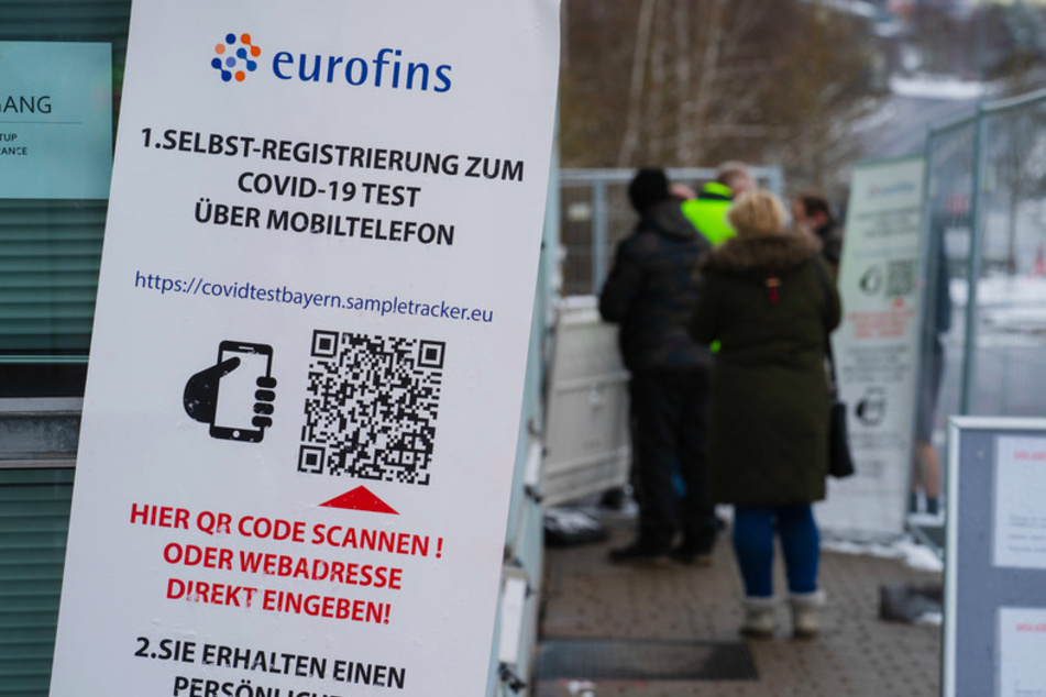 Zahlreiche Menschen stehen an einer Teststation im bayerisch-tschechischen Grenzgebiet für einen Corona-Test an. Wegen der strengeren Einreiseregeln für Menschen aus Tschechien nach Deutschland hat es an manchen Grenzübergängen in Bayern teils lange Wartezeiten an den Teststationen gegeben.