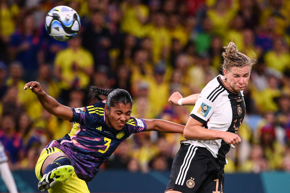 DFB-Spielführerin Alexandra Popp (32, r.) hatte gegen Kolumbien einen schweren Stand.