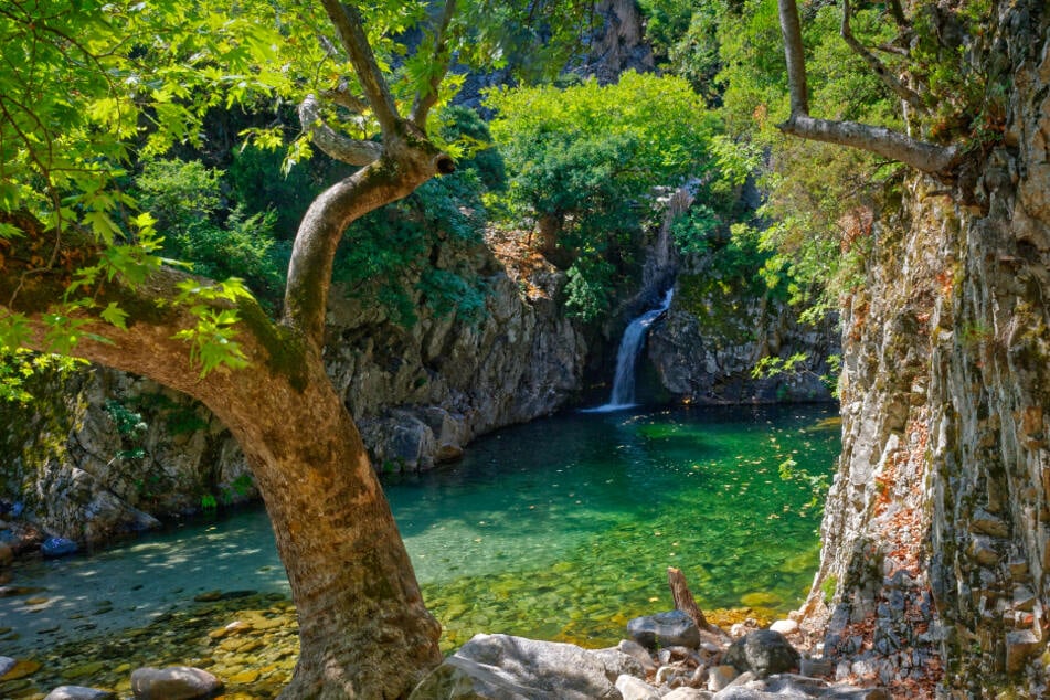 Ein Blick auf einen "vathres", einen der vielen klaren Seen zum Erkunden und Baden.