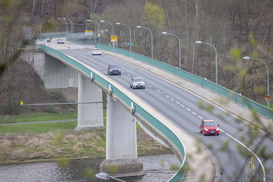 Blick auf die Elbbrücke Bad Schandau. Die Fällarbeiten für die Behelfsbrücken werden in vier Bereichen durchgeführt. Jeweils entsprechend wird der Verkehr geführt werden.