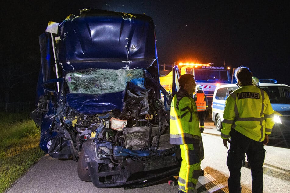 Durch den Aufprall auf den Lkw-Anhänger wurde die Fahrerkabine des Transporters massiv eingedrückt.