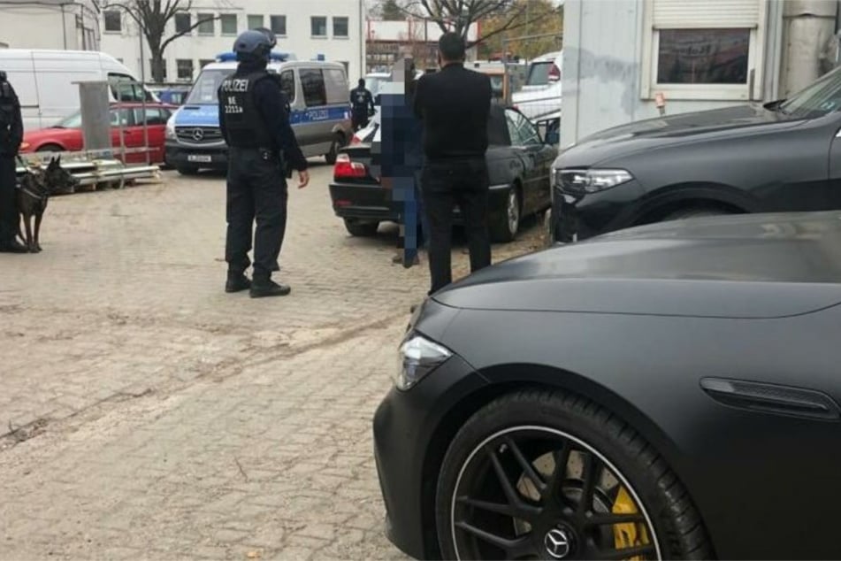 Polizisten während der Razzia auf einem großen Gewerbegebiet mit Autowerkstätten in Tempelhof.