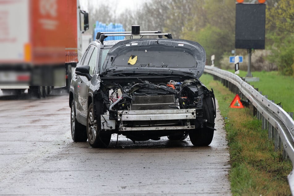 Der Toyota rutschte am Montagmittag auf der A4 gegen die Leitplanke.