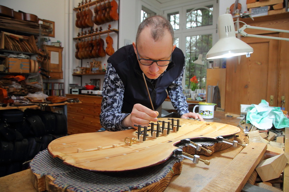 Geigenbau-Meister Andreas Thümmler (33) repariert ein Cello.