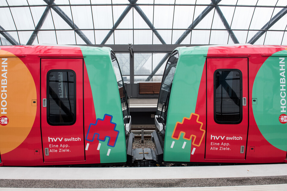 Eine bunte U-Bahn macht im Design der "hvv switch"-App auf das Projekt der Hamburger Hochbahn aufmerksam.