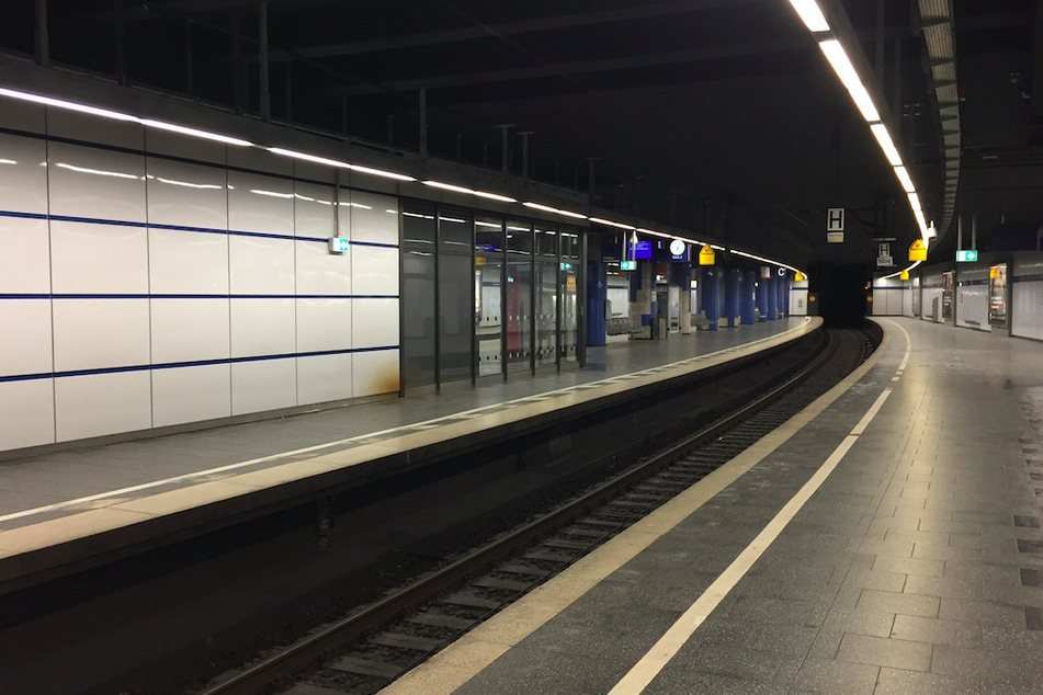 Völlig leere S-Bahnsteige an der Station Stachus in der Münchner Innenstadt.