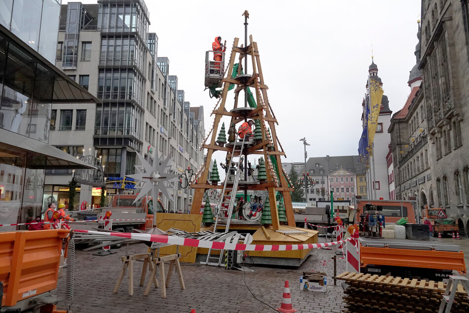 Die Bauhof-Mitarbeiter mussten beim Aufbau hoch hinaus: Die Weihnachtspyramide ist stolze zwölf Meter hoch!