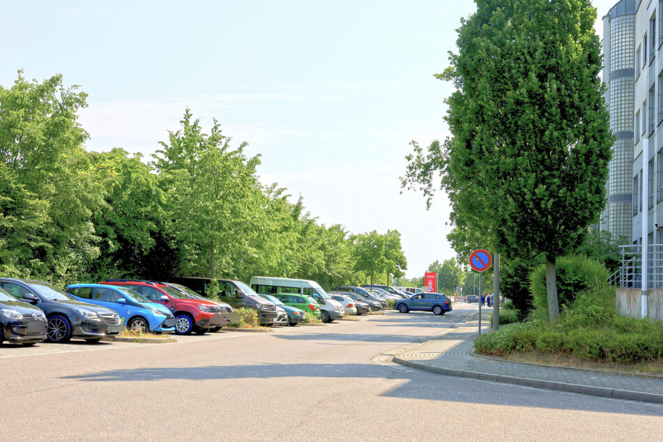 Der Parkplatz vor der Polizeidienststelle Paunsdorf - hier wurden an Privatautos von Polizisten Radmuttern gelockert und Reifen angestochen.
