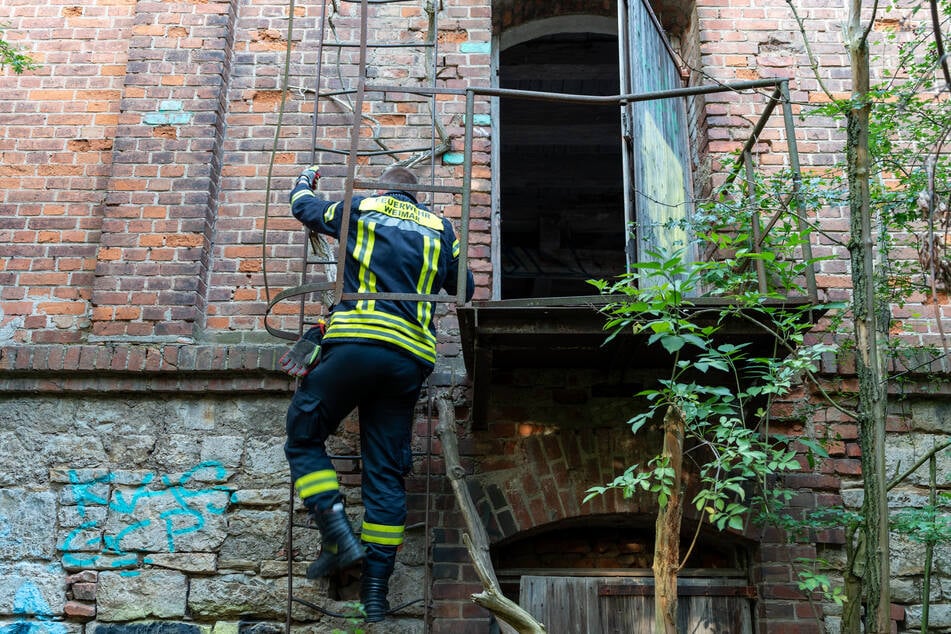 Die Feuerwehr war in das Gebäude gegangen, um die Jugendlichen zu suchen.