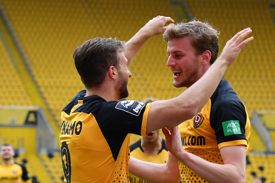 Pascal Sohm (links) und Christoph Daferner haben gute Erinnerungen an den FC Ingolstadt. In der Saison 2020/21 gewann Dynamo das Heimspiel mit 4:0. Hier wird der dritte Treffer bejubelt.