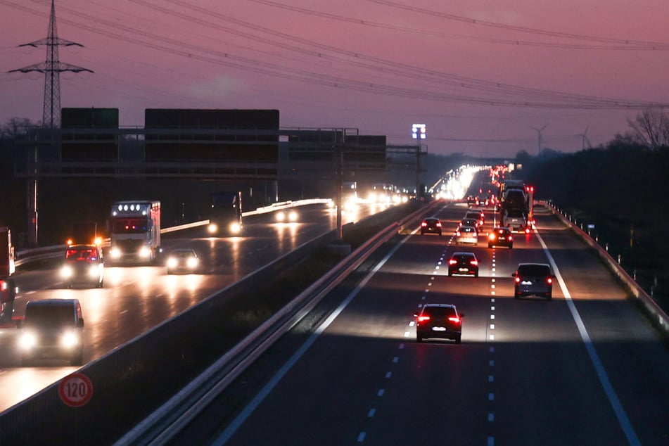 Nächtlicher Unfall auf der A9: Zwei Autos sind bei Bitterfeld-Wolfen zusammengestoßen. (Symbolbild)