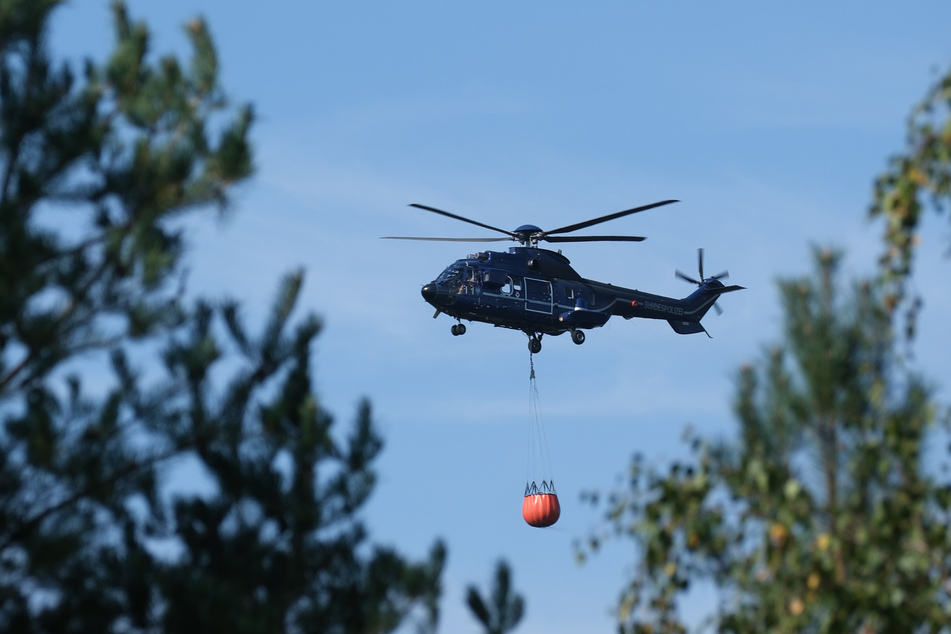 Auch am Sonntag unterstützen wieder Hubschrauber bei den Löscharbeiten.