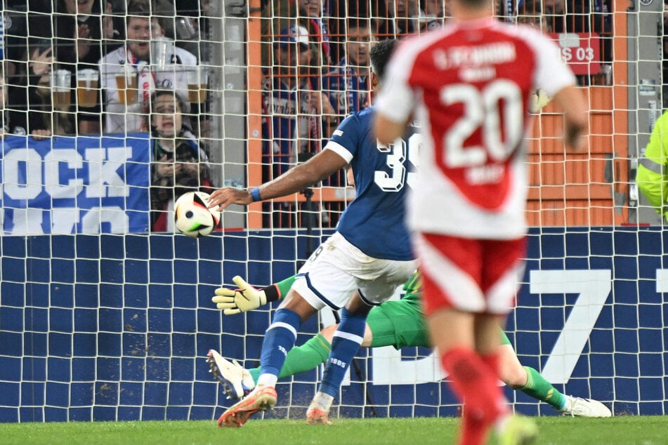 Bielefelds Isaiah Young besiegelt mit dem 2:0 das Pokal-Aus.