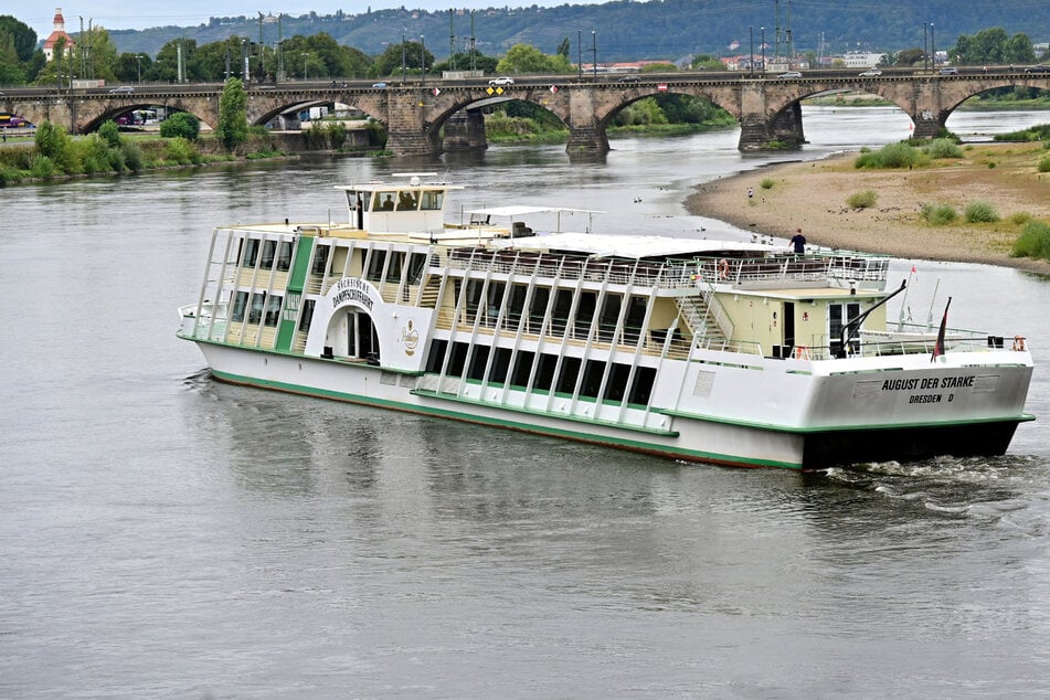 Weiße Flotte fährt trotz Elbsperrung