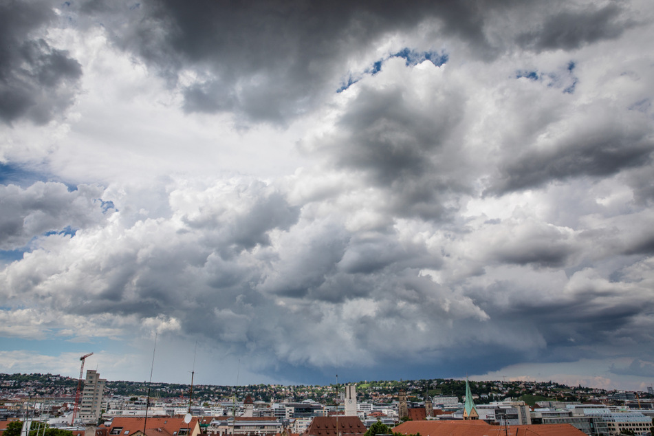 Dunkle Wolken ziehen über Stuttgart auf. In Baden-Württemberg sind zum Wochenstart auch wieder schwere Gewitter und orkanartige Böen möglich.