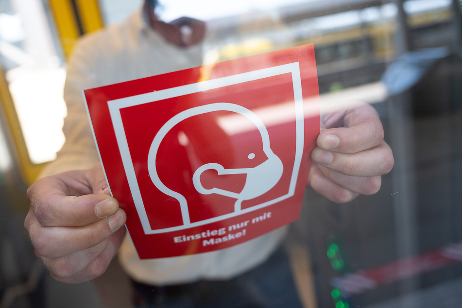 Mehr als 100.000 Aufkleber in Bussen und Bahnen der BVG erinnerten Fahrgäste an die Maskenpflicht. Nun werden sie entfernt.