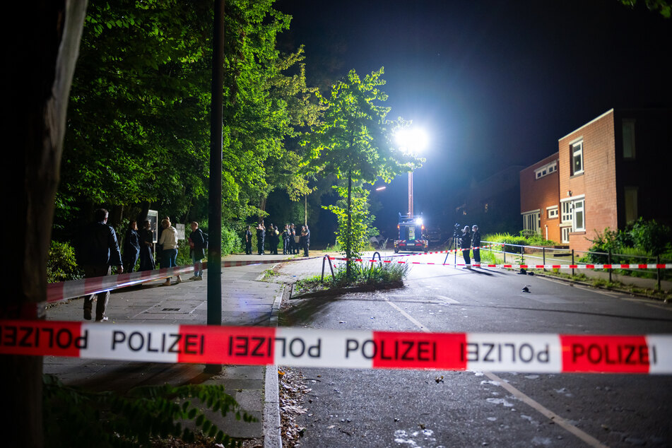 Polizeibeamte sichern nach der Bluttat Spuren am Tatort.